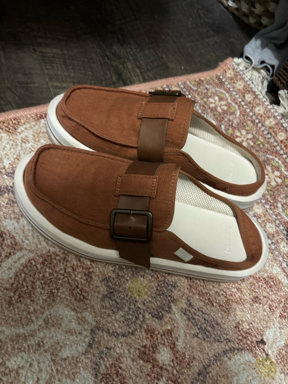 Only wore a few times! Super cute Sanuk!